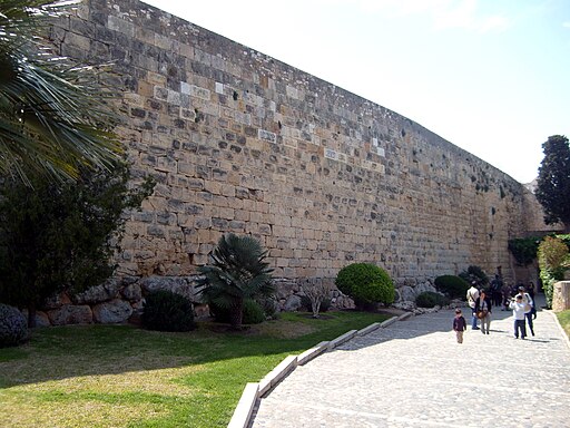 Paseo Arqueológico Murallas Romanas